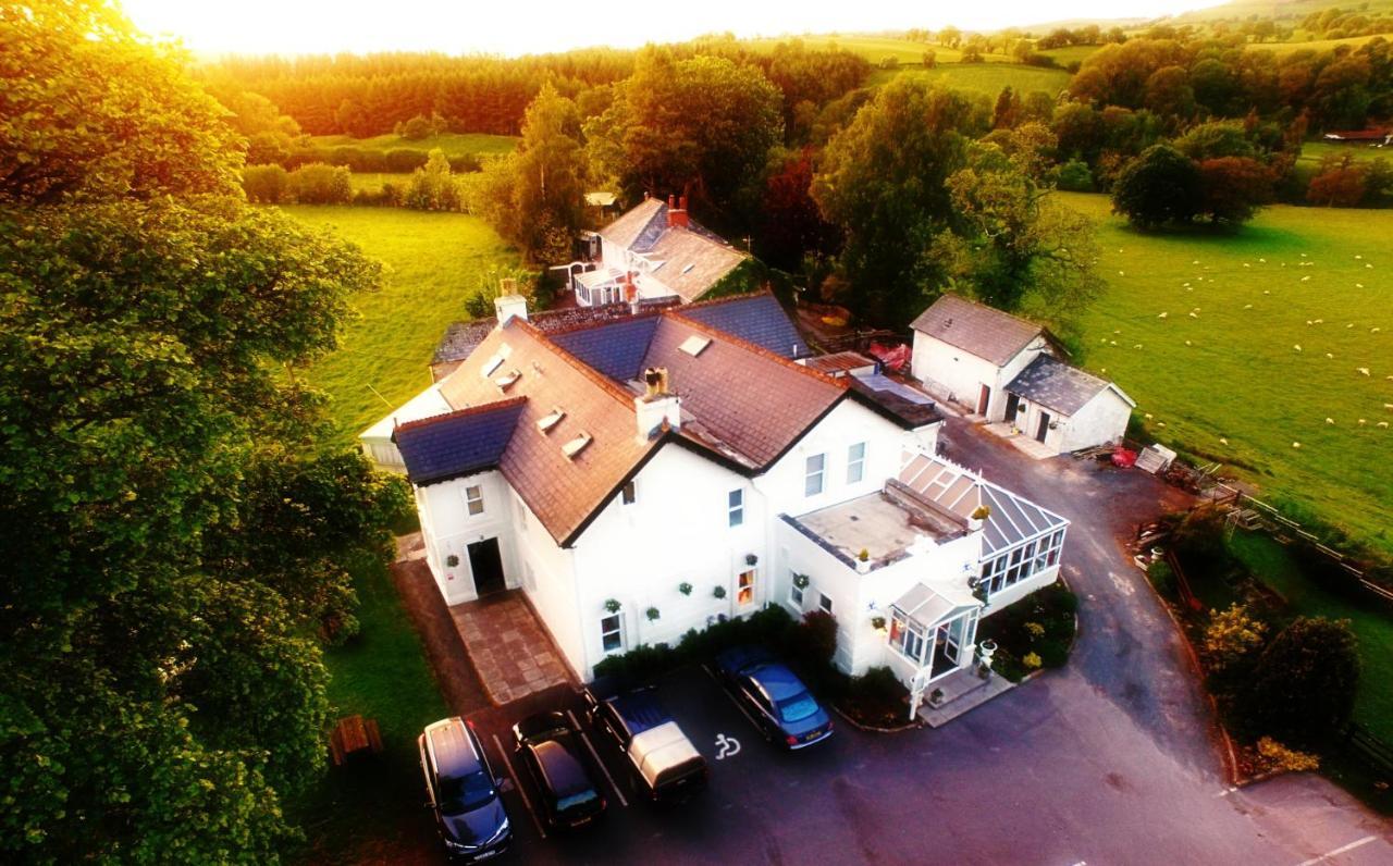 Отель The White House Sennybridge Экстерьер фото